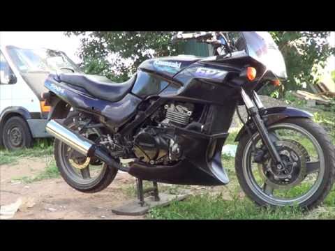 Видео: Kawasaki GPZ 500s.  Замена фильтра и масла в двигателе.