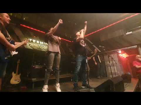 Видео: Svetlio & Тhe Legends - Боли ме гъзъ (В гъзъ не боли), live T1. Специален гост - Юлето.