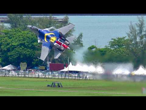 Видео: 【LIMA 2025】Su-30MKM с отклоняемыми соплами демонстрирует плоский штопор на показательном полёте!