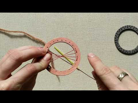 Видео: Как соткать гобелен на круглой рамке-кулоне