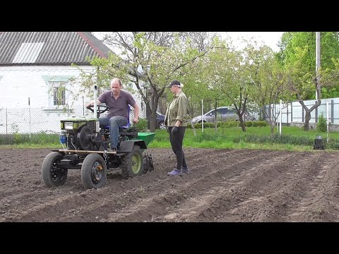 Видео: Посадка картоплі важким мототрактором 2023.