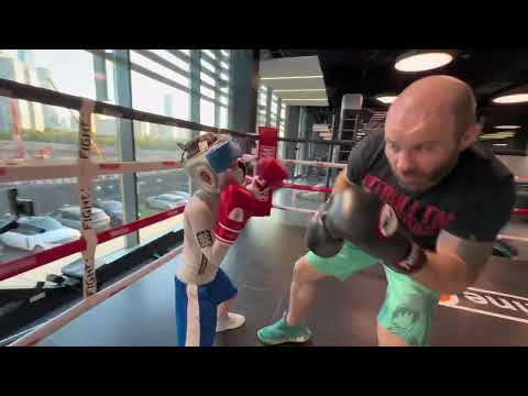 Видео: СТАЛЬНАЯ КОМБО! 💥 6-летний ПЕТЯ и папа отрабатывают ударную серию на ринге!