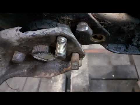 Видео: Снять не снимаемое (нижний рычаг)Nissan Terrano r20,wd21.Datsun d21.