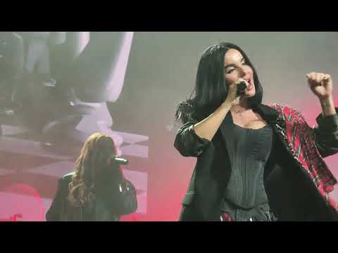 Видео: Тату - Friend or foe (24.10.2025 Tau, Москва) t.A.T.u