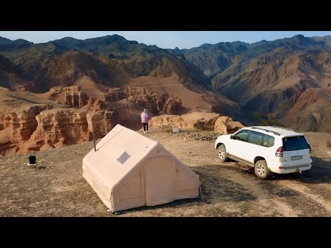 Видео: КЕМПИНГ С НАДУВНОЙ ПАЛАТКОЙ НА КРАЮ КАНЬОНА ЧАРЫН