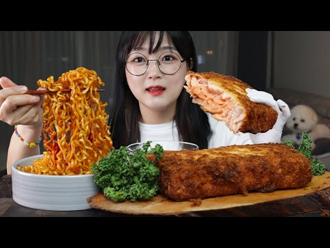 Видео: Жареный лосось и острая лапша Mukbang Asmr