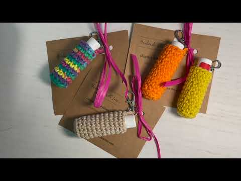 Видео: Как связать крючком брелок в виде помады: держатель для бальзама для губ