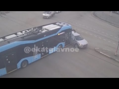 Видео: «Безрогий» троллейбус «забодал» легковушку. Real Video