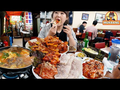 Видео: Mukbang Только что заказал Oyster Bossam. Затем подали гамджатанг и блюдо из кальмаров. Чон-но, Сеул