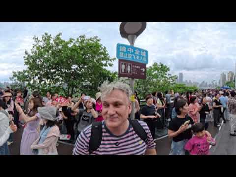 Видео: Поезд метро въезжает в дом. Китай 360°