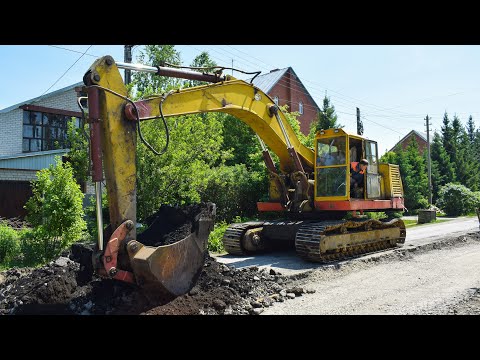Видео: Экскаватор ЭО-4224. Работа. Звук двигателя А-01. / The old excavator EO-4224.