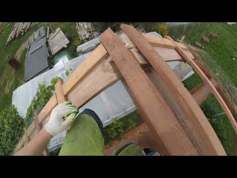 Видео: Беседка из кругляка. ч.5 Стропила. Сборка системы наверху. Крепление конструкции. Обрешётка.
