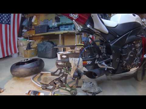 Видео: Замена заднего колеса на Yamaha R1 2012