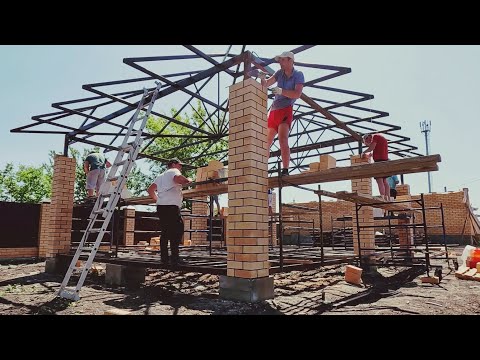 Видео: Строительство огромной беседки во дворе дома
