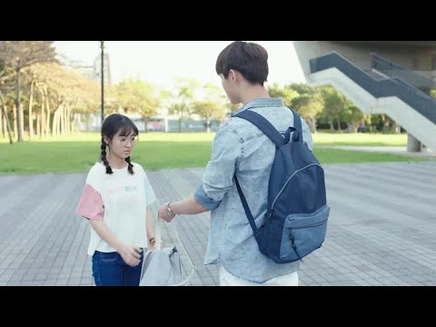 Видео: Девушка впервые поступила в колледж, красивый босс влюбился в нее с первого взгляда