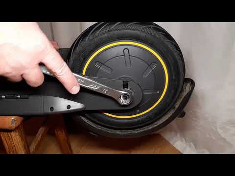Видео: Как снять заднее колесо на Ninebot KickScooter Max / How to remove the rear wheel.