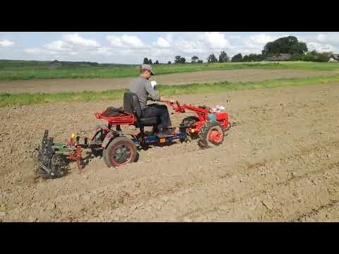 Видео: Мотоблок МТЗ 05 Беларусь с адаптером и ежиками для прополки  (MTZ Belarus)
