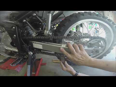 Видео: Регулировка натяжения приводной цепи на мотоцикле Yamaha XT-250