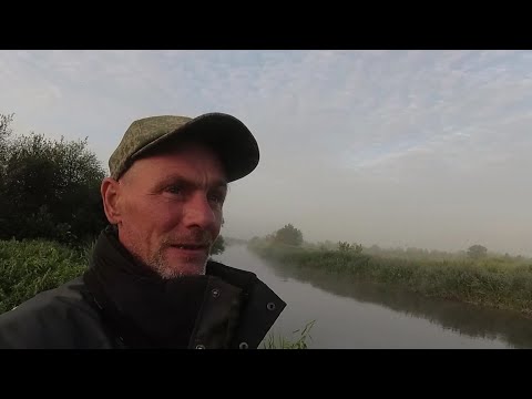 Видео: В поисках новых мест на сома. Рыбалка на реке Свислочь. Постановка удилищ. Хранение выползка.