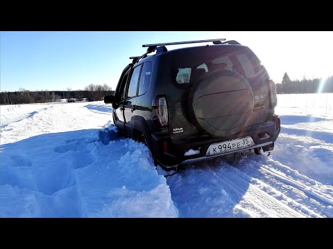 Видео: ЛАДА Нива ТРЕВЕЛ 2021. ЗАСТРЯЛ в СНЕГУ на ПОЛЕ, пришлось ТРАВИТЬСЯ. Проходимость СТОКОВОГО авто.