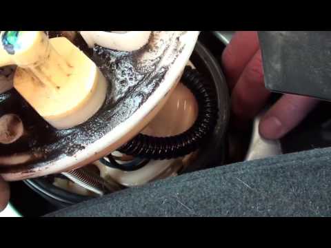 Видео: Замена топливного фильтра Honda Airwave