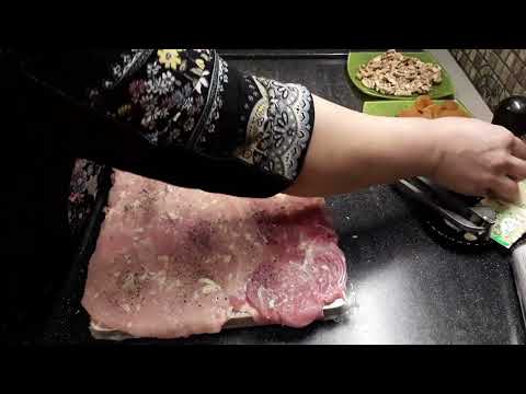 Видео: Куриный рулет с черносливом,курагой и с грецкими орехами.РУЛЕТ НА ВСЕ СЛУЧАИ ЖИЗНИ!