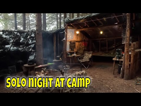 Видео: ночевка в лагере в одиночестве / приготовление пищи на костре