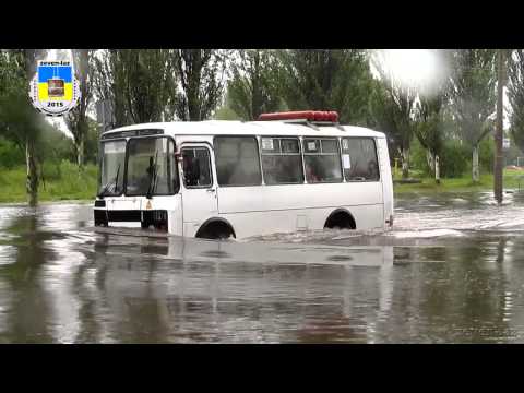Видео: Черкасский троллейбус- После сильного дожьдя остановку "Детская больница" залило водой 27.06.2015