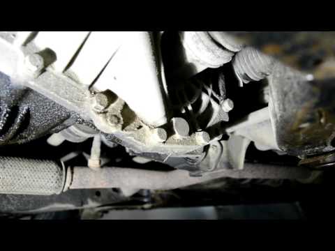 Видео: Hyundai Accent 2 (Getz, Elantra) Замена масла в МКПП (Механической коробке передач)