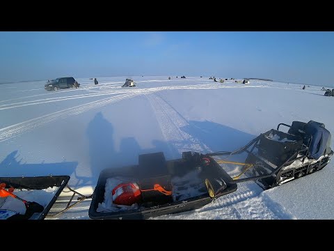 Видео: НАШЁЛ РЫБУ! ТОЛПА РЫБАКОВ ЛЕТИТ ПОМОГАТЬ)! ЗИМНЯЯ РЫБАЛКА 2025! КОНКУРС!!!!