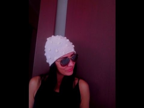 Видео: Вязаная шапочка с шишечками