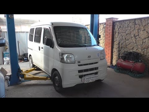 Видео: Замена маслосъёмных колпачков на Daihatsu Hijet 0,7 Дайхатсу Хайджет 2010 года 1часть