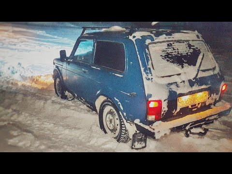 Видео: Жесткий снегопад. Стоковая Нива на шипованной Кама  против снежных подъемов. Что-то пошло не так.