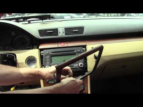 Видео: Volkswagen Passat В6 Штатная магнитола - как снять ? Рамка вокруг магнитолы .