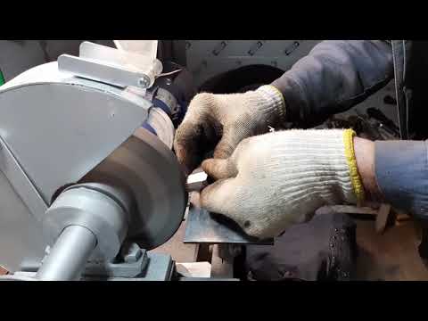 Видео: точение проходным и классическим подрезным резцами на удар на токарном станке по металлу