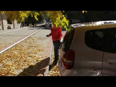 Видео: Задним ходом к стене, в гараж, к бордюру