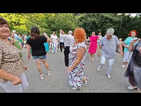 Видео: 20.07.24г..."Цыганочка АЗА, АЗА"... звучит на танцполе в Гомельском парке...