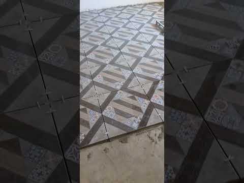 Видео: Жизнь пенсионеров в Турции. Укладка плитки на пол