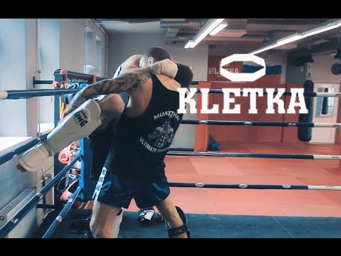 Видео: Тайский клинч — борьба в стойке в тайском боксе: скрутки, удары коленями и ногами