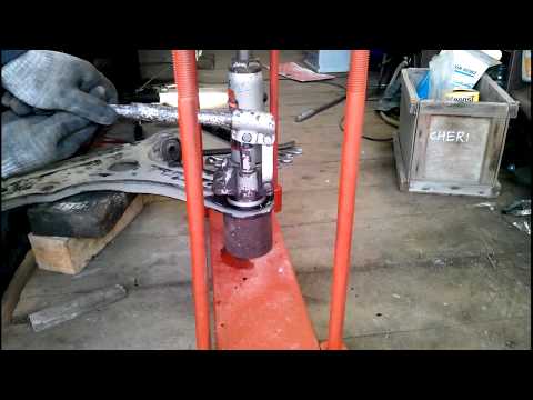 Видео: Перепрессовка заднего сайленблока переднего рычага Чери Амулет на самодельном прессе.