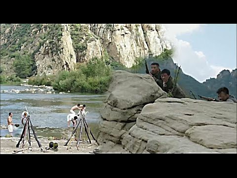 Видео: Японские солдаты играли в реке, а китайские солдаты атаковали.