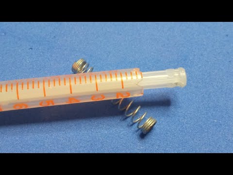 Видео: Посмотрите какой хитроумный инструмент сделал рыбак из старого шприца, чтобы облегчить работу