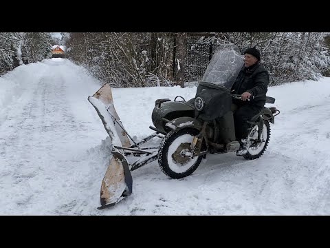 Видео: Урал 8.103.10 днепр 16 чистим снег с приводом на коляску