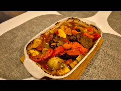 Видео: Сочная говядина с овощами в духовке.