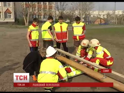 Видео: У Сумах учнів та вчителів евакуйовували з приміщення охопленої полум'ям  школи