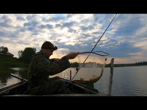 Видео: ЛЕЩ, ПОДЛЕЩИК, ПЛОТВА на БОКОВОЙ КИВОК С ЛОДКИ!!! Рыбалка на боковой кивок! Ловля на боковой кивок!