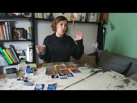 Видео: 🔥 Что в жизни у загаданного человека и как он относится к вам. Гадание таро онлайн