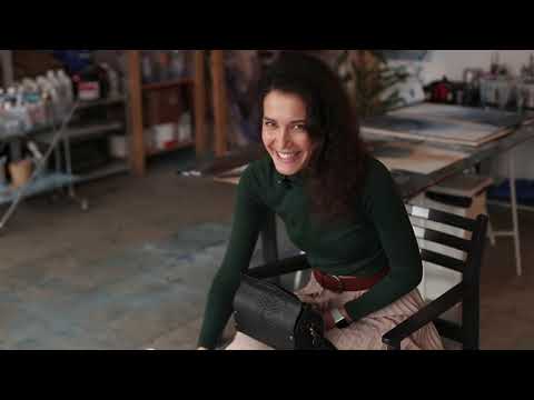 Видео: Что в сумке у Софии Никулиной?