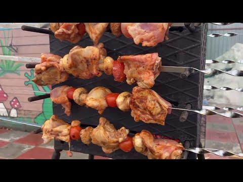 Видео: Вертикальный мангал - готовлю шашлык!