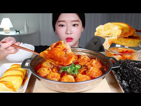 Видео: ASMR * Горячий горшок с острыми огненными клецками (Манду Чонгол)🔥 Яичный рулет, кимчи и рис MUKBANG